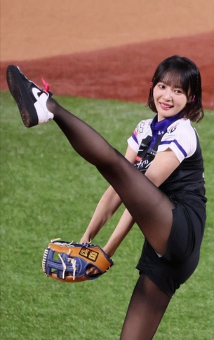 岡田紗佳さん(31)のパンチラ始球式wwwwwww