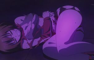 アニメ『インゴクダンチ』11話で変態人妻にボコボコにされて服が破れるエロシーン