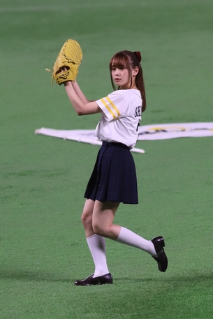 【画像あり】女性声優さん、マウンドで美しすぎる投球フォームを披露してしまう