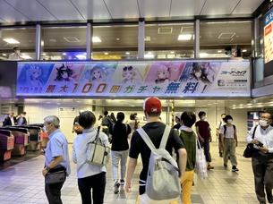 【悲報】ブルーアーカイブ、エッチな水着広告が新宿駅を埋めつくしてしまう