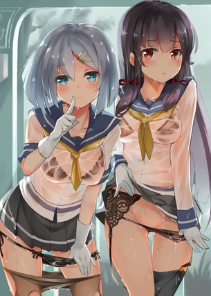 スカートをたくし上げて誘惑して来てる女の子 触るしかない…