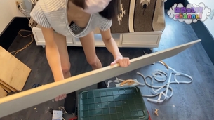 【悲報】女性YouTuberさん、なぜか胸元ゆるゆるの服を着てDIYをしてしまうwwwwwww