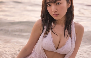 声優・豊田萌絵さんのエロい水着姿やセーターまくり上げ水着などエロいファースト写真集