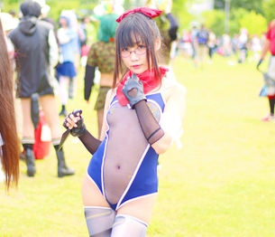 コミケの中国人コスプレイヤーさん、乳首の部分を開けたエロスク水を着てしまうwwwwww