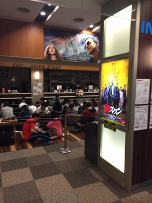 劇場版『ラブライブ！』のグッズを求めて日本各地の映画館で早くもラブライバーが並んでる模様www
