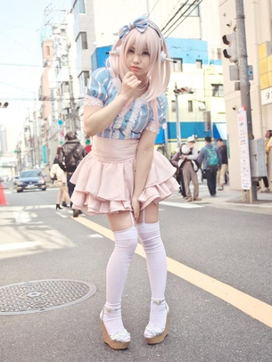 【画像】女性コスプレイヤーのお股に手を挟むポーズがセクシー過ぎる事件wwwwww
