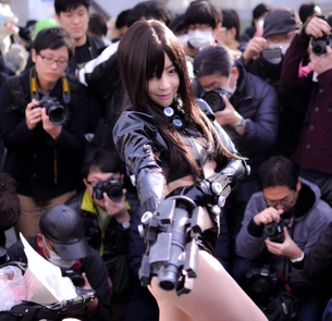 女性コスプレイヤーのセクシーガンツスーツ姿がエロ過ぎてヤバイwwwwww
