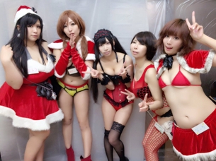 【画像あり】定期的に開かれるコスプレイヤー喫茶の様子がエロ痴女祭りwwwwww