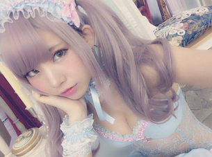 【画像あり】えっちな衣装着てコミケで1千万売上げるコスプレイヤーwwwwwwwwww