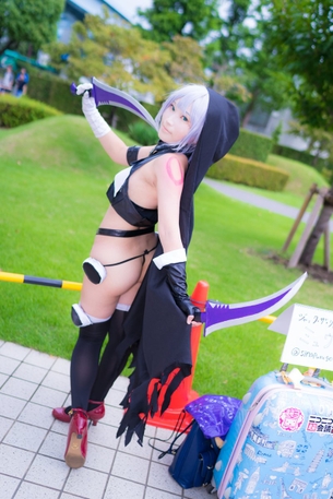 【画像】女性コスプレイヤーさん、完全にエロいおしりを見せてしまうwwwwwwww