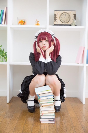 女の子が積み上げた本でパンツを隠してる写真が想像力を豊かにする件www