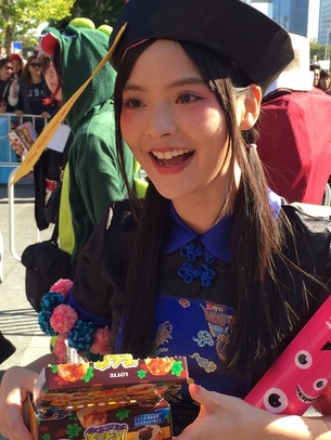 【画像】声優「上坂すみれさん」がハロウィンのイベントに登場wwwキョンシーのコスプレかわいすぎワロタwww