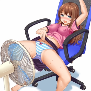 服やスカートの中に扇風機の風を当てて効率よく身体を冷やす女子たち！