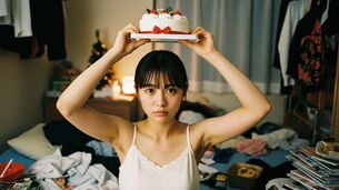 【AI腋毛画像】クリスマスケーキを掲げるAI美女の腋毛 [AI Generated]