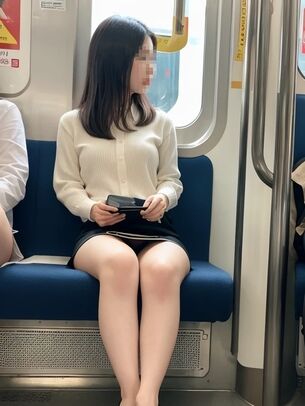 【パンチラ？】電車で正面に座ってるお姉さんのパンツが見えてるような見えてないような三次盗撮風画像【AI画像】