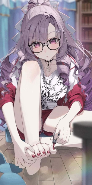 【夏場はたまにある】ショートパンツ座りハミパン女子の二次エロ画像