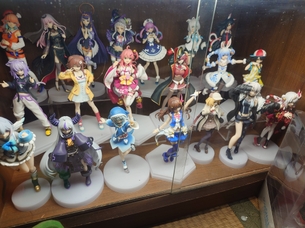 【画像】ぼくの「ホロライブ」フィギュア棚、そろそろ限界