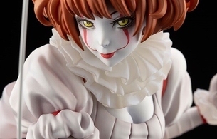 『IT／イット』美少女化してエロ巨乳おっぱいになったペニーワイズのエロフィギュア！