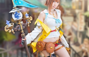 『ライザのアトリエ2』伊織もえがライザの太ももも再現したコスプレで公式サイトをジャック！