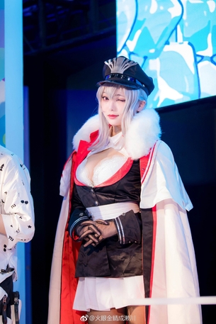 【画像】女コスプレイヤーさん、とんでもないエロ爆乳を見せつけてしまう