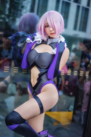 【画像】女性コスプレイヤーさん、エロいハイレグ過ぎるコスを着るwwwwwww