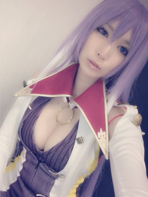この二人のコスプレイヤーどっちのほうがかわええと思う？？？？？？
