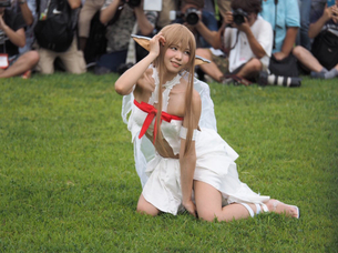 【画像】大人気コスプレイヤーえなこさん、コミケで大量のカメコに囲まれるwwwwww