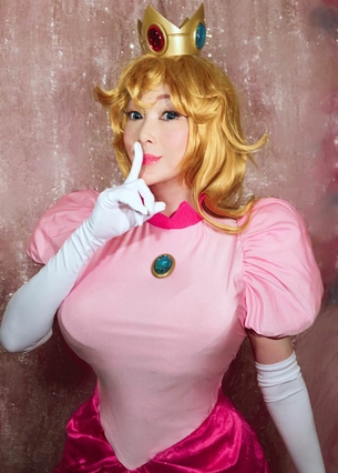 【爆乳】叶美香さん、ピーチ姫などのエロコスプレ画像を披露してしまうwwwwwww