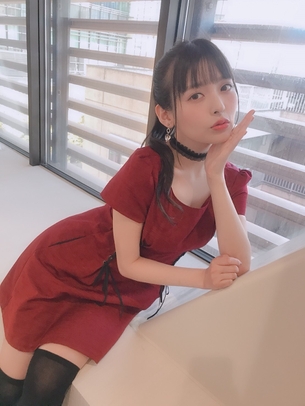 上坂すみれ「ニーソ履いて太ももを強調して…w」またもエロ画像提供wwwwwww