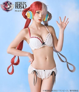 【画像】えなこさん、ワンピースのウタのエロ水着衣装を着こなしてしまうｗｗｗｗ