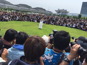 【画像あり】コスプレイヤーに群がるカメラ小僧キモすぎるｗｗｗ