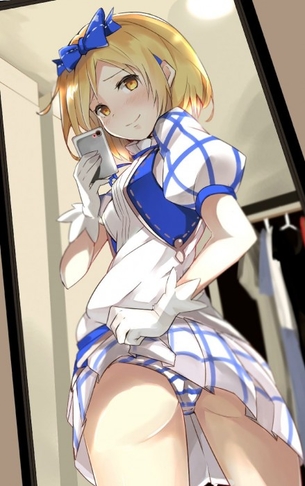 縞々模様の可愛いパンツを履いてる女の子のスカートの中をコッショリ覗いちゃってる二次元エロ画像