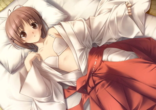 巫女さんの小袖や緋袴がはだけちゃってる二次元エロ画像