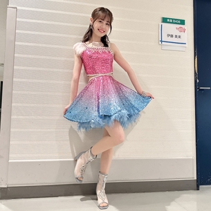 【悲報】女性声優『伊藤美来』のアイドル姿がエチエチが過ぎるｗｗｗ