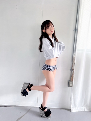 【画像】女性声優さん、エチエチ穴空きジーンズで萌え豚を釣るｗｗｗｗｗｗｗ