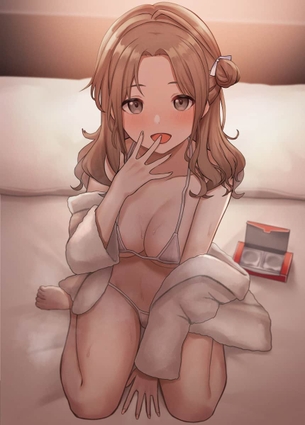 おっぱいがこぼれるっ！小さすぎて全然隠せていないマイクロビキニのエロ画像