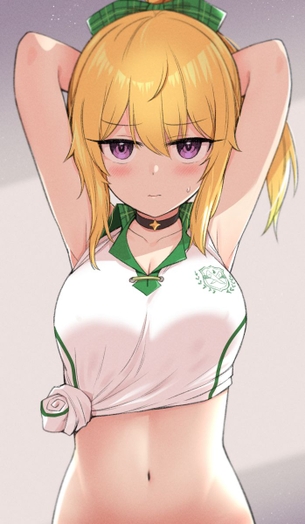 服の裾をキュッと結んでる女の子の微エロ画像
