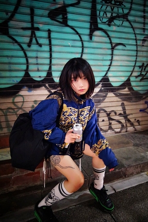 【悲報】コスプレイヤーさん、蛇のタトゥーが一致して羽目撮りバレ