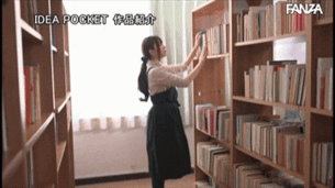 【AV画像GIF】梓ヒカリ 見せに来るショタ君に悪戯する美人古書店員 25枚