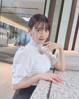 【画像】上坂すみれさん、自身のエチエチ巨乳を乗せてしまうｗｗｗｗｗｗｗ