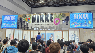 【悲報】コミケの『NIKKE』ブース、ドスケベすぎるリアル10連ガチャをやってしまう