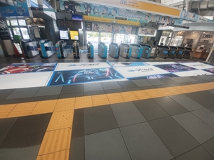 【画像】人気アプリさん、駅をエッチなイラストで占領してしまう