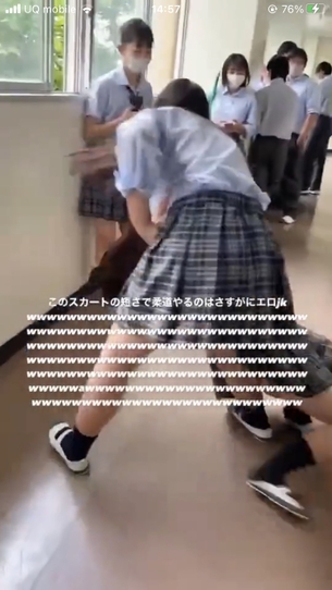 【動画】スレンダーミニスカ上玉JKが柔道で薙ぎ倒され生脚丸出しに