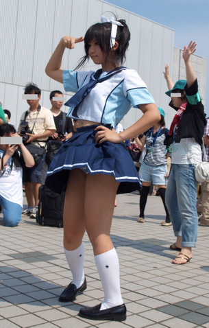 えなこ(17)のパンチラvsえなこ(27)のセミヌードwwwwwww
