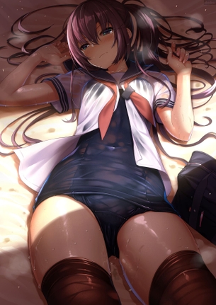 濃紺の布地で魅惑のボディラインが露わになってる…ぴっちりスクール水着の女の子たち♪