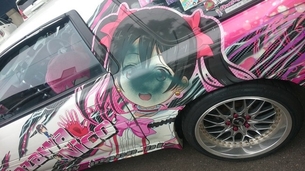 【悲報】ラブライブ!の痛車、スプレーでめちゃくちゃにイタズラされるwwwwww