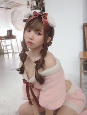 日本一のコスプレイヤーえなこさんのエチエチなPC周りをご覧くださいwwwwww