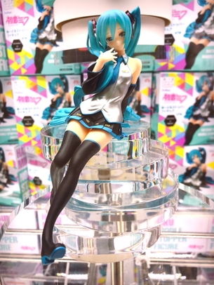 【朗報】初音ミクのカップ麺押さえフィギュア、エッチすぎる