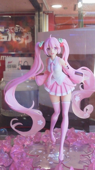 【画像】初音ミクのゲーセンフィギュア、クオリティ高すぎでエッチwwwwwww